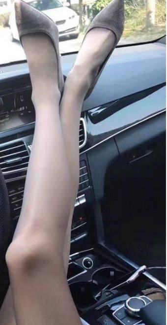 一双尖头细跟，时尚休闲，透气清爽，优雅气质，个性潮范