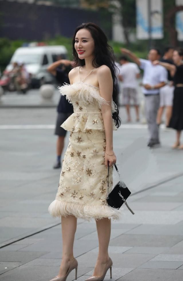 「套裙」蕾丝毛边套裙的窈窕妹子, 只能说美艳不可方物