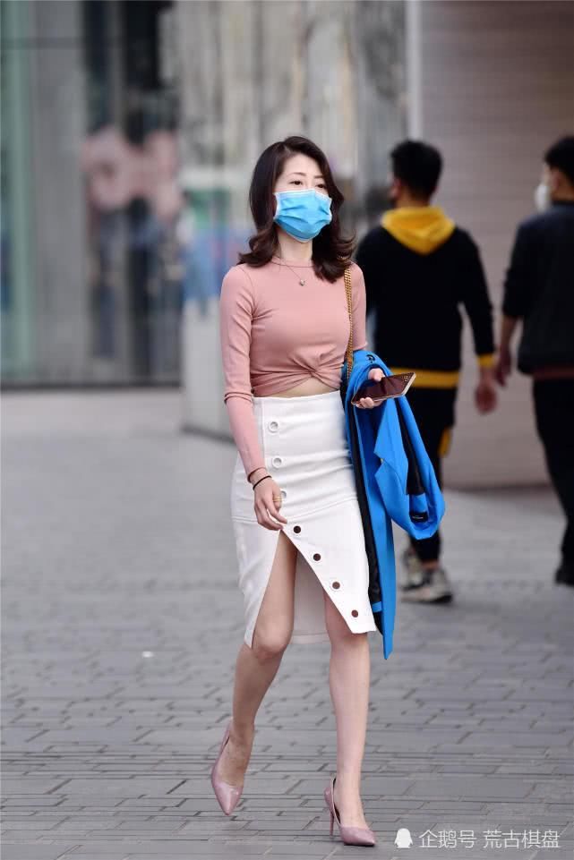  位美女选择一■好看还显瘦的尖头细高跟鞋，要选择一双高度多少会更好呢？
