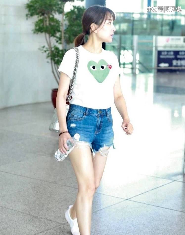 马苏素颜状态好，夹着2块钱饮品好接地气，穿搭普通像路人!