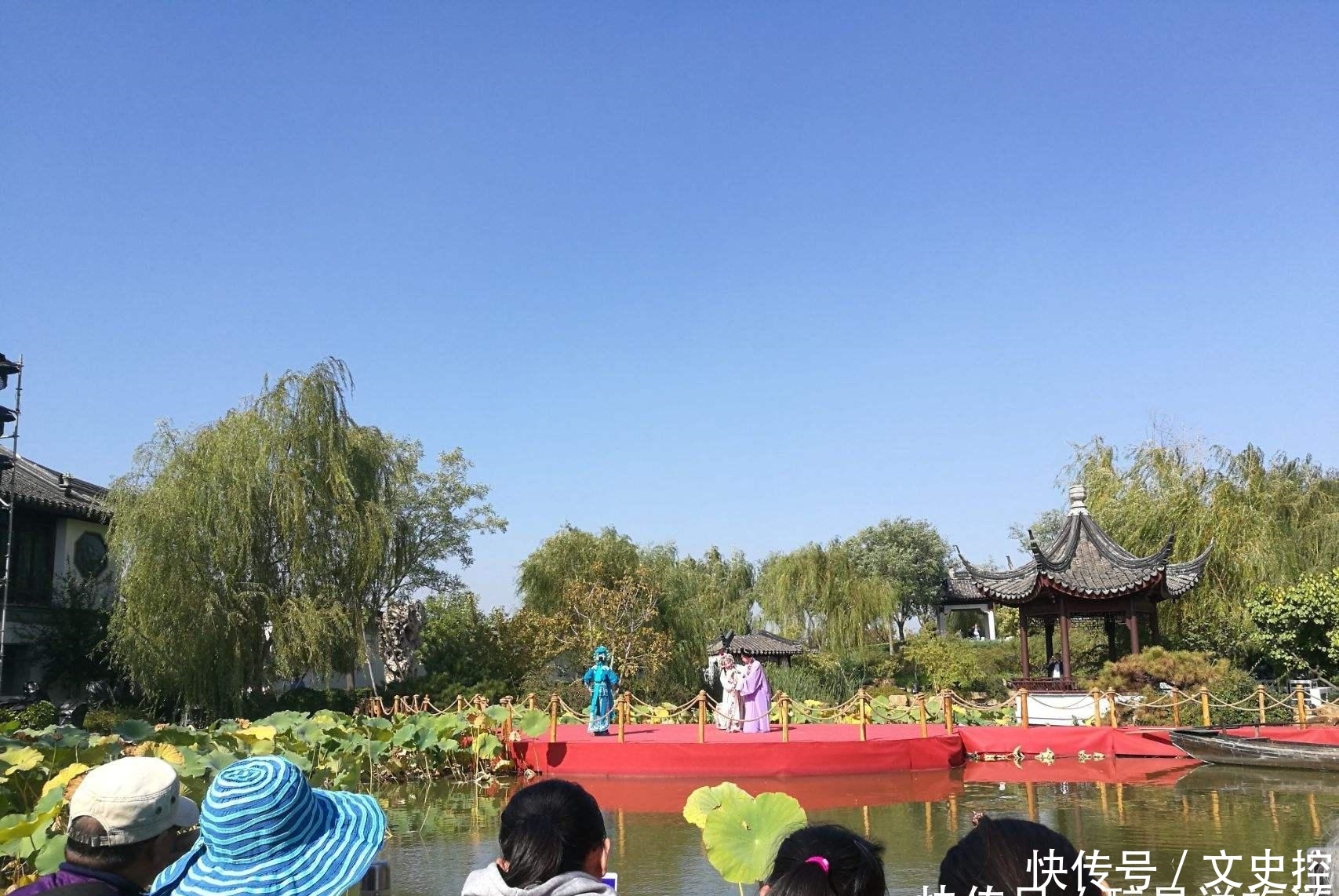 一群“白娘子”来到西湖边，不怕法海怕保安，还成为“景点”之一