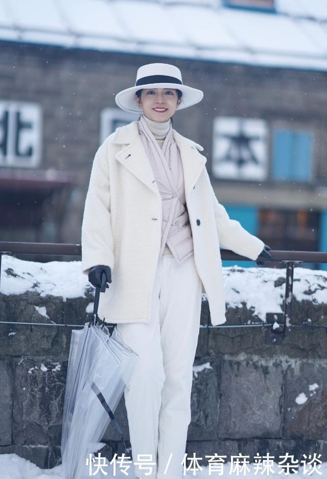 『气质』三木白雪中穿红大衣好惊艳,会穿搭的女人太有气质,优雅本人!