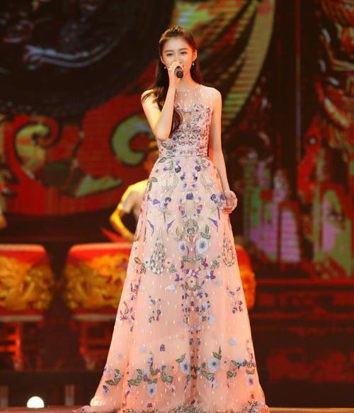 关晓彤衣品开挂，穿抹胸裙尽显高贵气质，能拿出来秀的不只有腿！