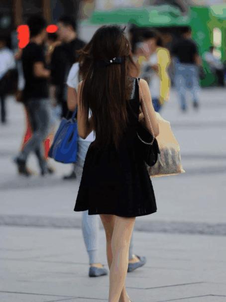 街拍：优雅时尚的打底裤小姐姐穿出完美的轮廓美，令人百看不厌！