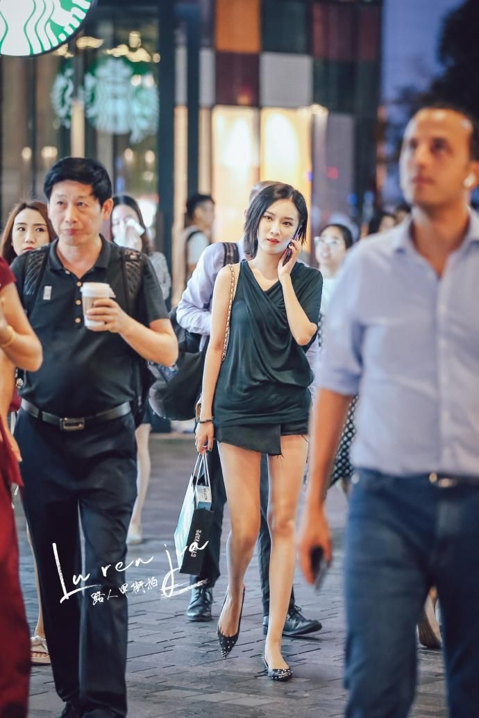 街拍:美女们都爱穿超短裤，长腿露出的线条，太抓人眼球