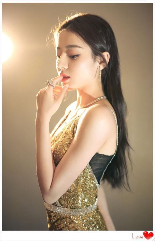 本以为迪丽热巴的金色吊带裙足以惊艳全世界，直到看见了刘亦菲