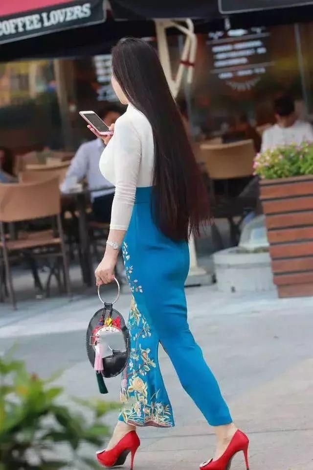 紧身交领上衣搭配中国风长裙， 端庄秀丽雍容华贵