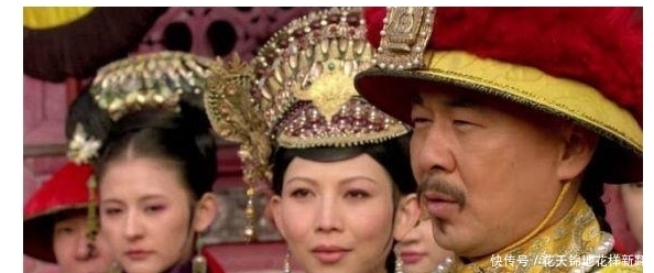 『甄嬛回宫』甄嬛传甄嬛风光回宫时,却有意戴一金一银,故意做给皇后看