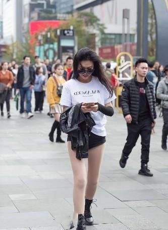  「精致」路人街拍，短裙和蕾丝吊带上衣的穿搭，简约精致有层次感