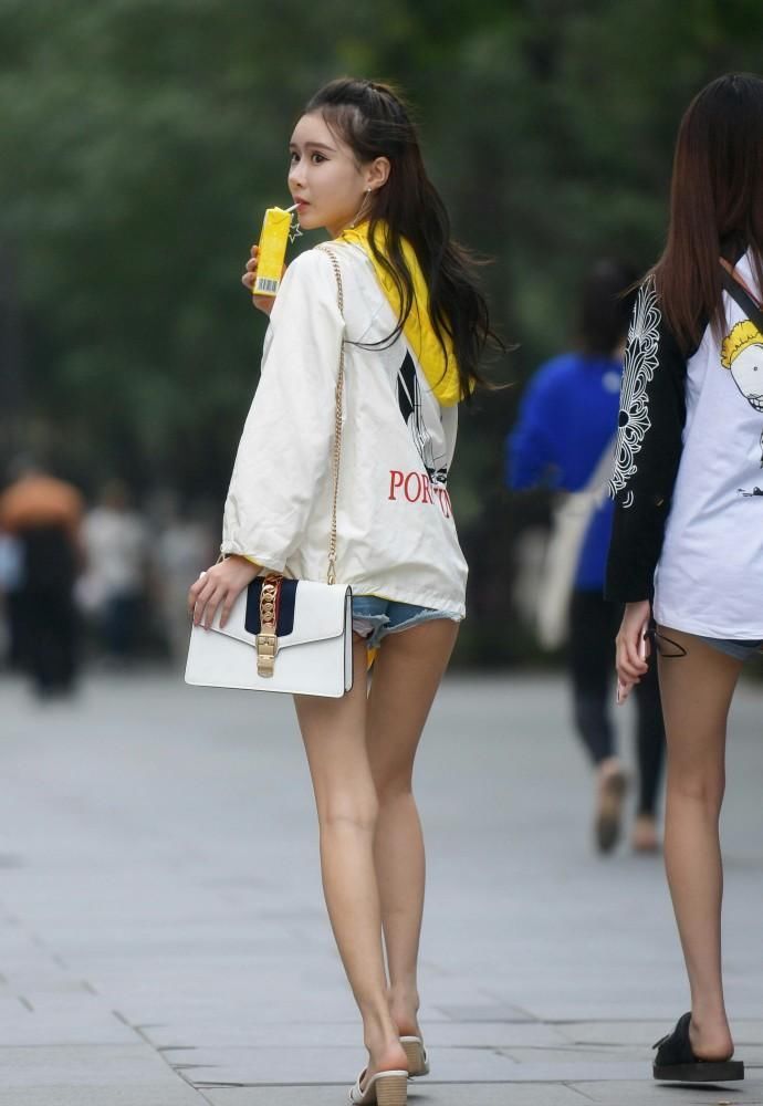 街拍:气质美女穿黑纱薄衫上街，朦胧秀出雪白肌肤，太吸引人!