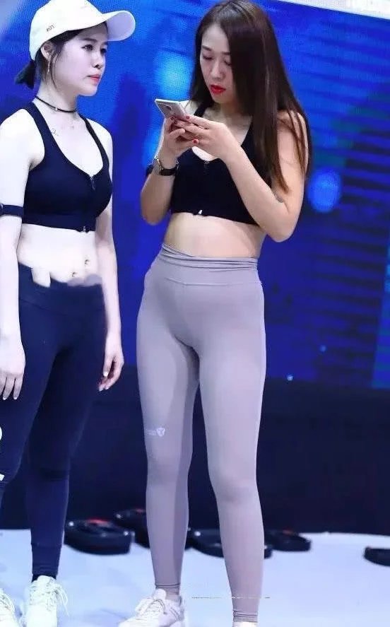 运动中的小姐姐最美，紧身装下勒出迷人线条