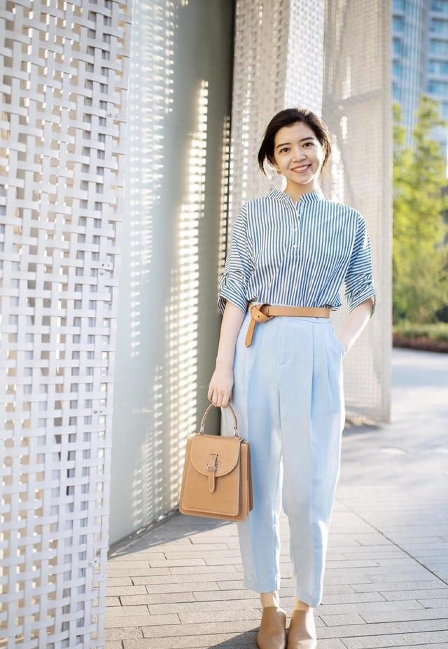  『萝卜』三木博主的春季造型真美，条纹衬衫配萝卜裤，照着穿一样显品位