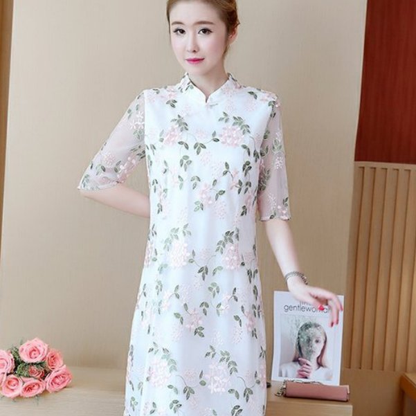 好身材要显摆，气质连衣裙凸显玲珑身材，时髦性感更有女人味