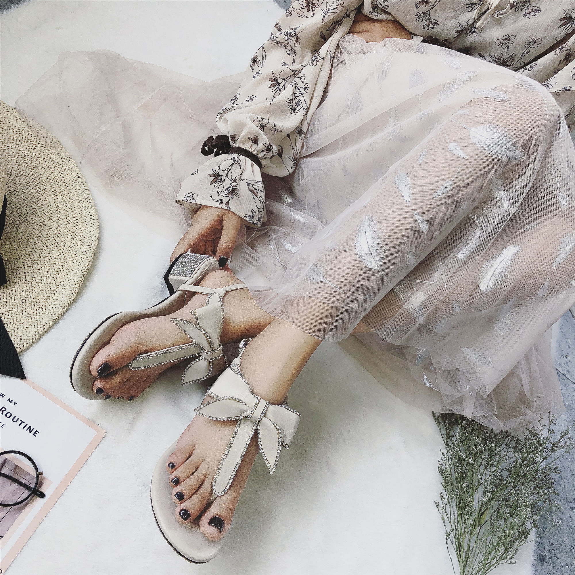 原来女人光脚穿凉鞋，这么美!每一步都风情万种