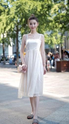 路人街拍，可爱小姐姐穿着俏皮又时尚，令人移不开眼!