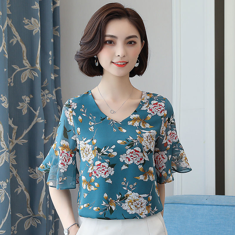 奔四女人这样穿小衫，洋气造型超好看