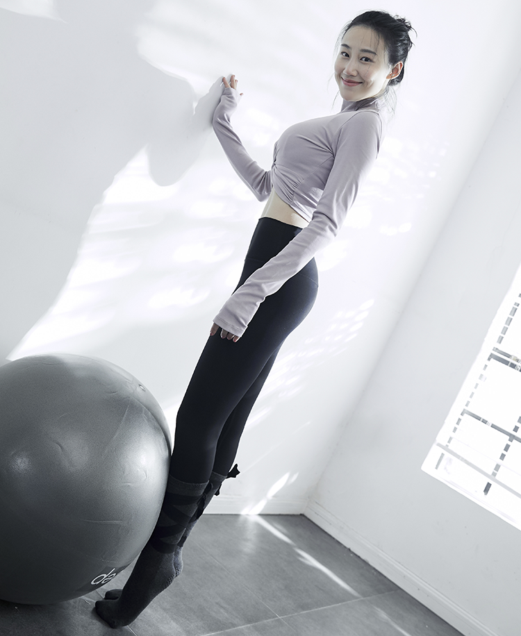 身材优雅的打底裤美女，展现女人的柔美气质！