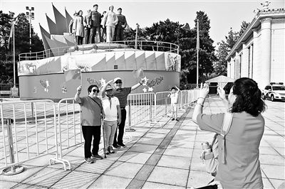 七辆国庆主题彩车亮相北京展览馆