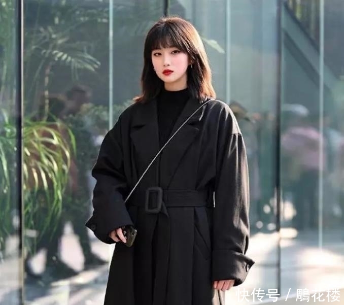  拥有：街拍：拥有独特气质的女子，穿搭时尚，彰显迷人女性之美