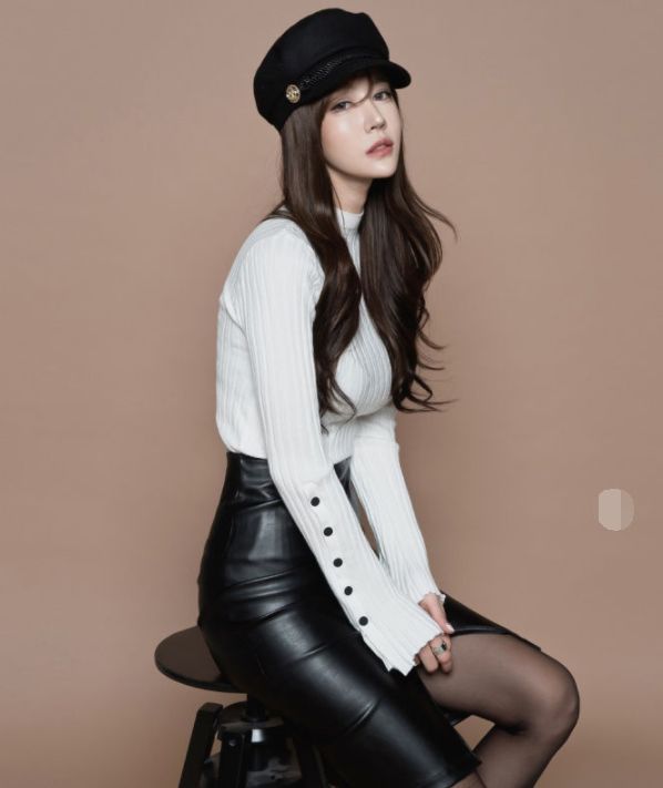 身形有致的紧身裙美女，展示女神的完美气质