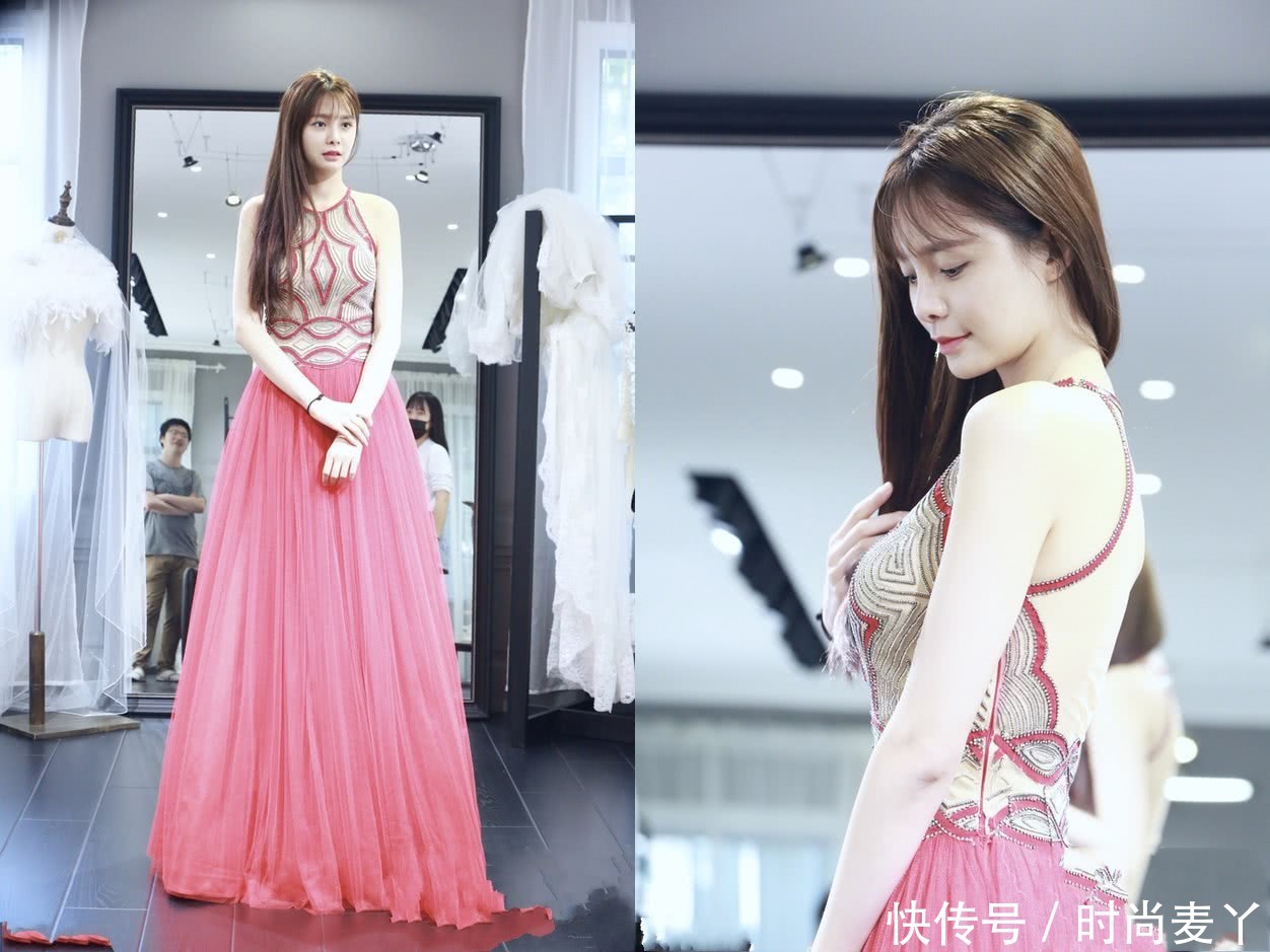 沈梦辰穿露脐T恤，特意放颗钻在肚脐眼，网友：闪瞎我了！