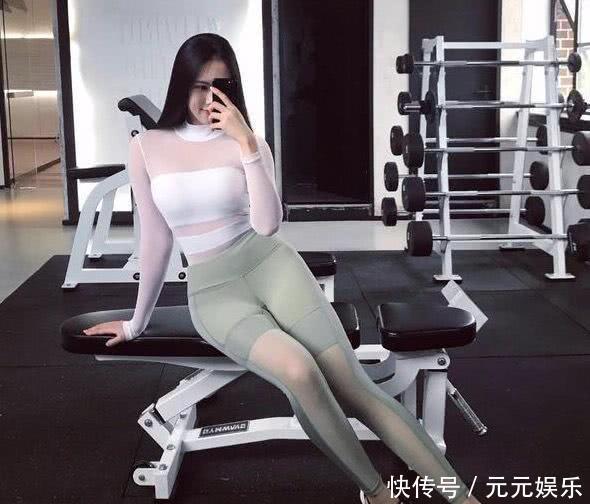 时尚穿搭：不挑年龄的打底裤穿搭，让女人轻松的就能穿出迷人感觉