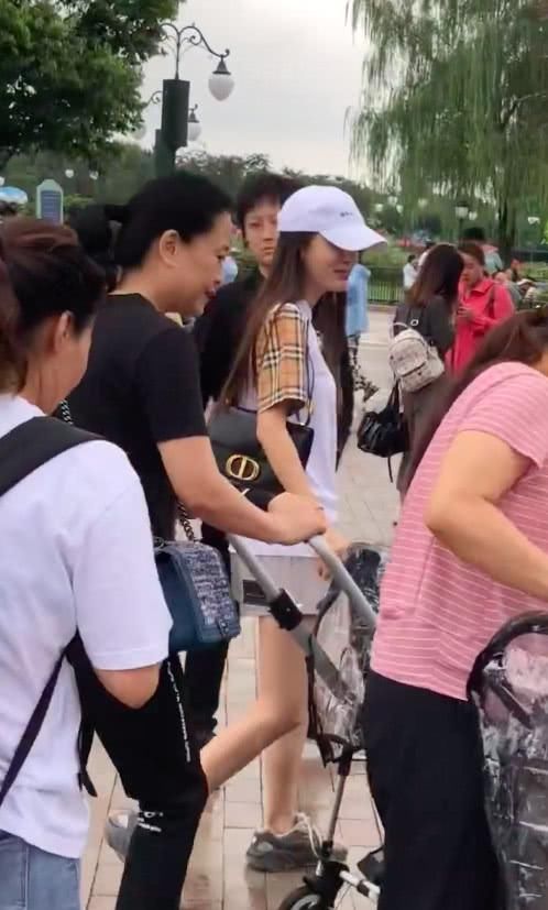 『 粉丝』文案却惹粉丝担心忙问：怎么了，baby深夜发文疑回应离婚谣言