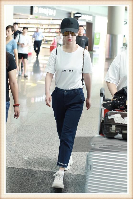 杨紫为了美，把“仙女”T恤都穿了出来，不想竟被臃肿身材抢了镜