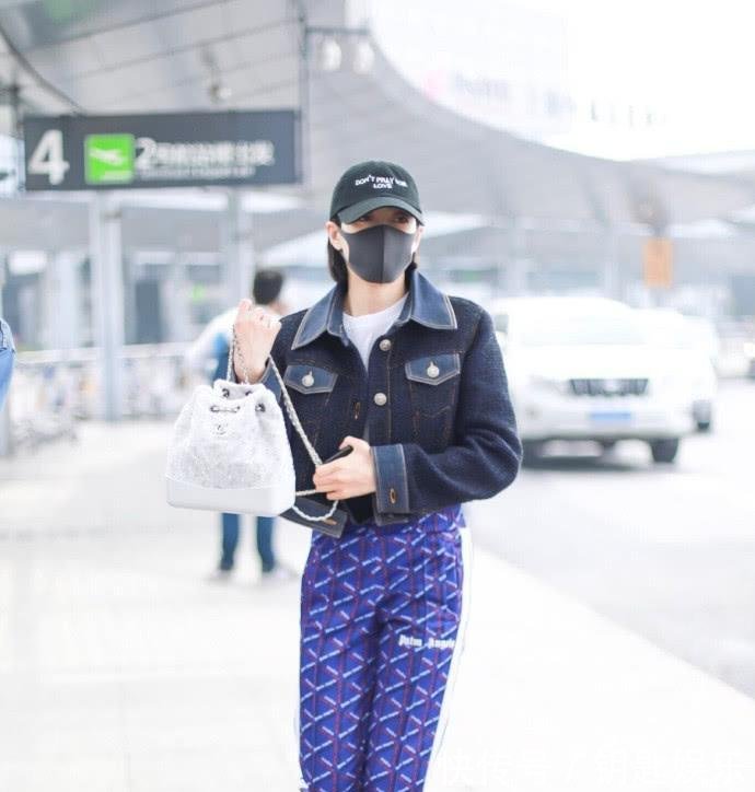 宋茜太猛了! 这么紧的裤头也要硬往里塞衣服, 网友: 快看不下去了