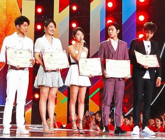 范丞丞的伯乐和蔡徐坤的导师,和吴亦凡同台,谁