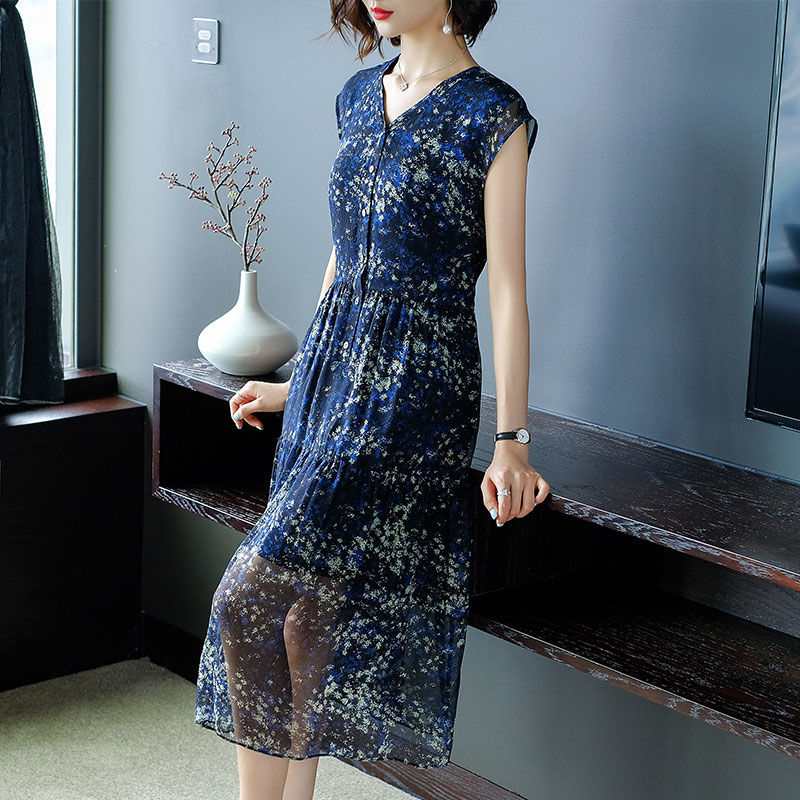 成熟的女人都这样选连衣裙!性感迷人惹人爱，一路上回头率爆表