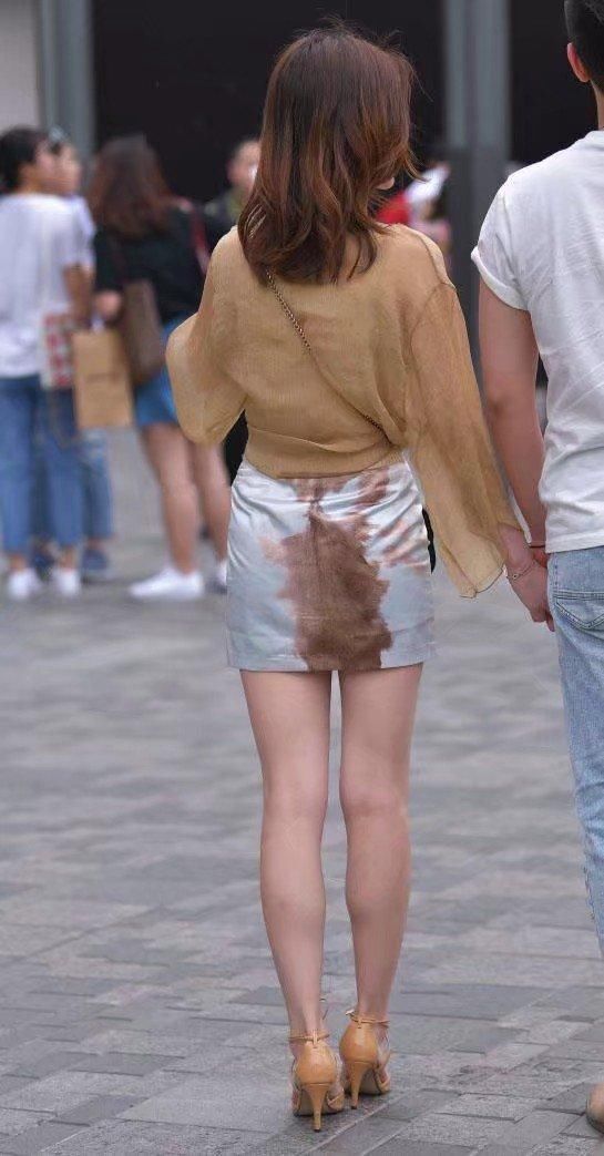 轻熟小姐姐穿浅色吊带裹出珠圆玉润的身材，性感无比