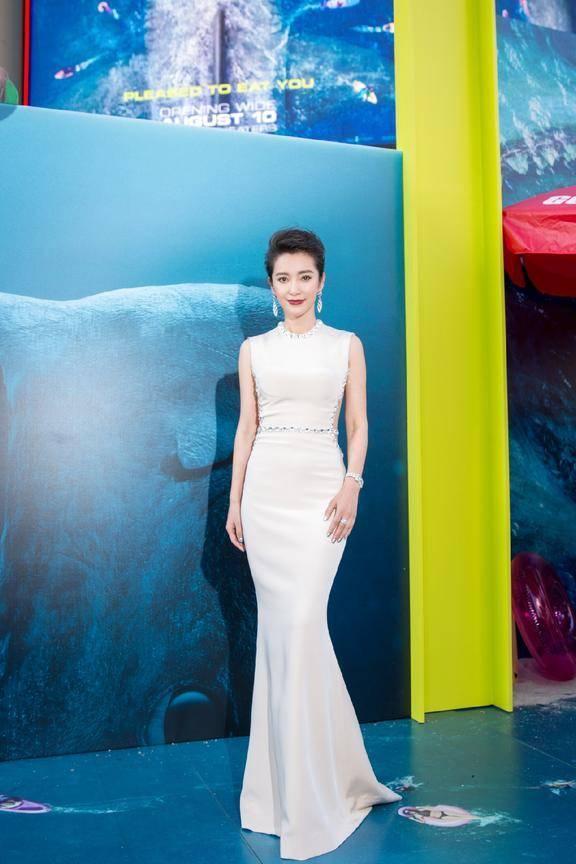 45岁李冰冰无修图曝光，穿露背礼服老态尽显！网友：衣服真坑人