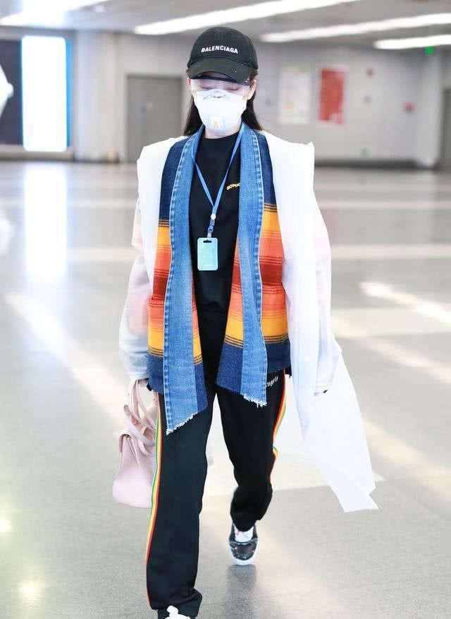  [时髦]当年的“林黛玉”长大真会穿，大翻领像“围巾”，意外的挺时髦