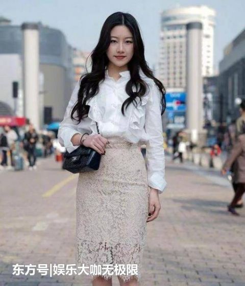  [风采]街拍：气质高雅的美女，一件橘黄色的连衣裙，时尚女神风采迷人