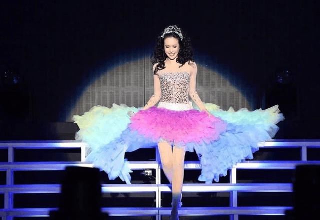 女星玩性感上半身贴满宝石扯下裙子跳热舞，穿了套透明衣？