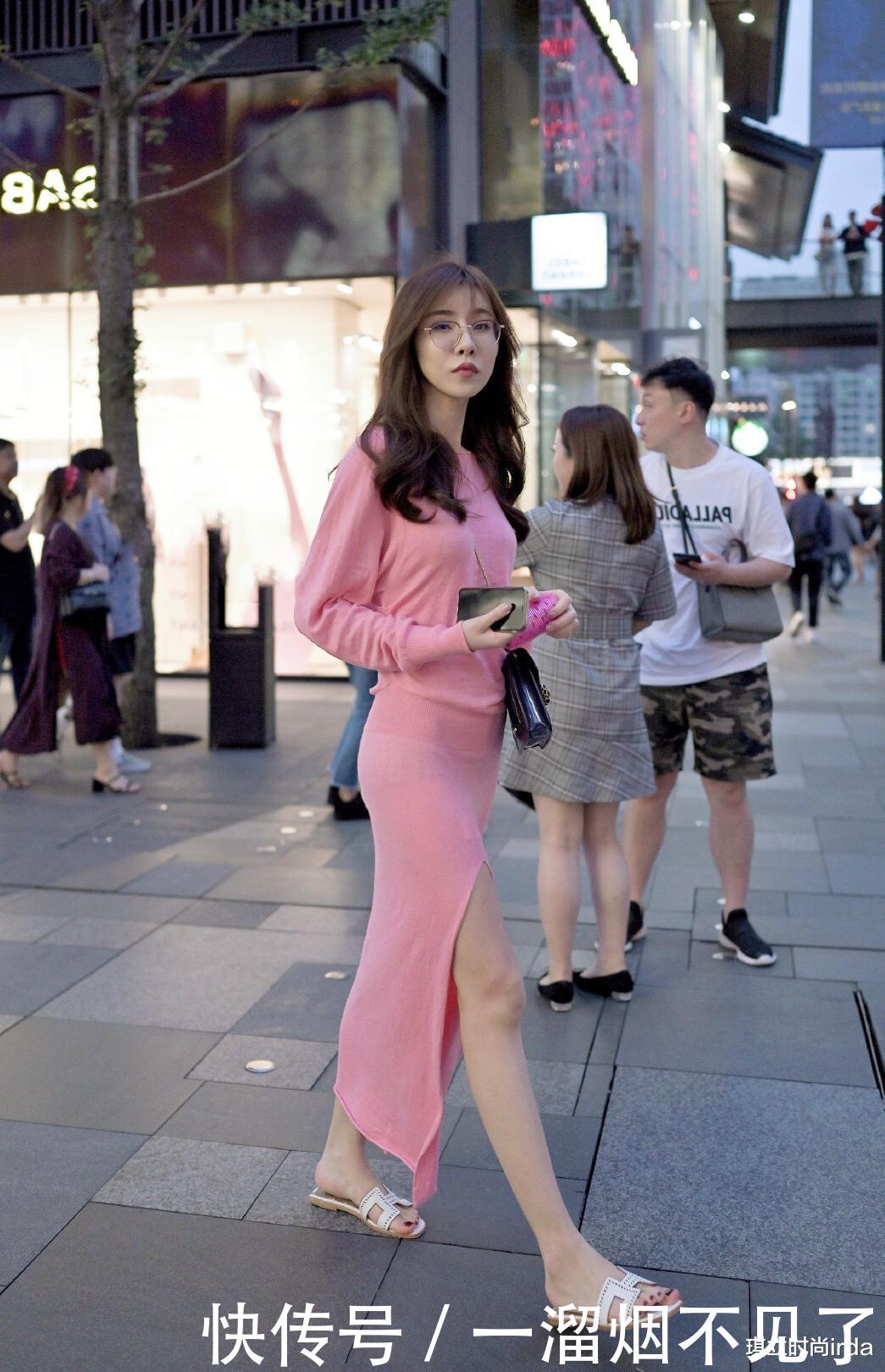  [美女]美女气质真好，戴眼镜斯文又淑女，高开叉粉裙太显苗条身段了