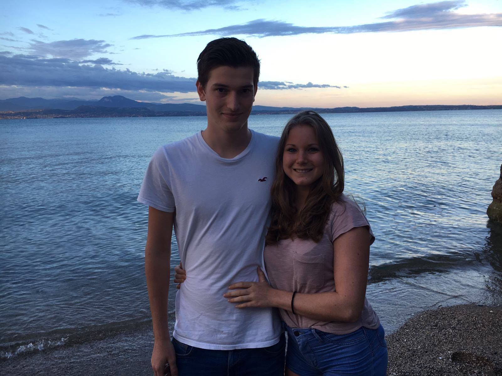 她绝食到21公斤奄奄一息，终成“微胖女神”