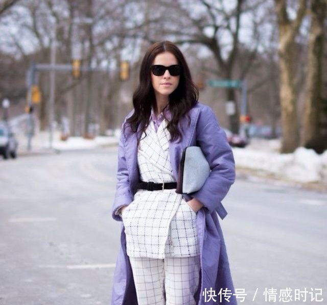钟丽缇可真敢穿，紫色大衣吸睛十足，网友扮嫩就服你！