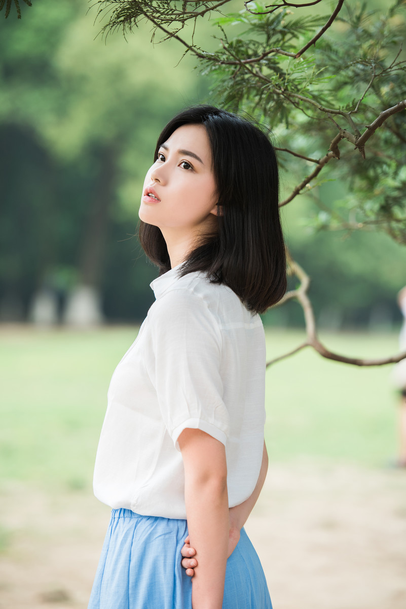 穿白衬衫的短发素颜大眼女孩写真