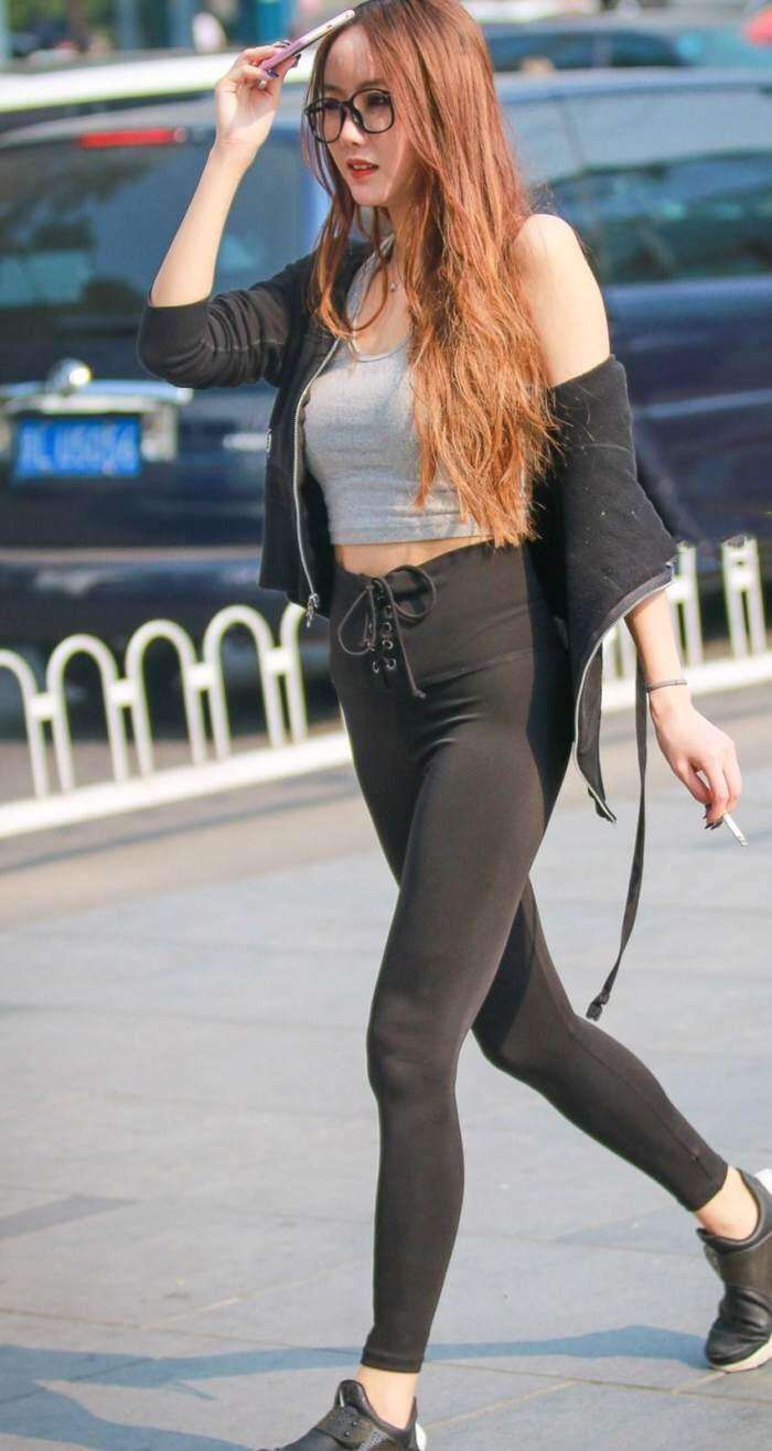 街拍: 丰满的魅力小姐姐，紧身裤穿的很好看