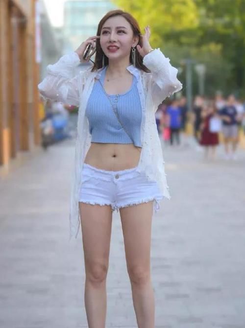  #艳若桃李#潮范儿女神来了，街拍：艳若桃李的美女，一件一字肩上衣配浅色牛仔裤，青春活力范