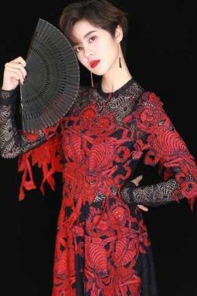 郁可唯真拼命！穿的是裙子也未免太紧了吧 网友：里面的都遮不住