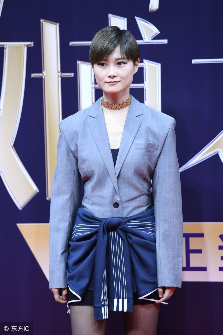李宇春穿着黑色丝袜脚踩高跟鞋，网友:这腿秒杀一百个杨幂!