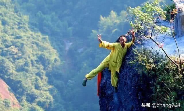 湖南一位峭壁飞人,专帮人上“龙头香”,每天收入高达上万元