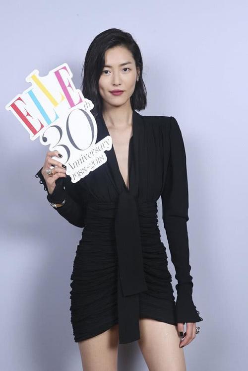 刘雯在鞋子上插根羽毛，虽然廉价但好看，这腿简直不给人活路！