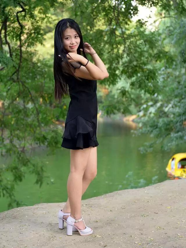 十七八的小姐姐，略显青涩，穿上肉色丝袜扮成熟?