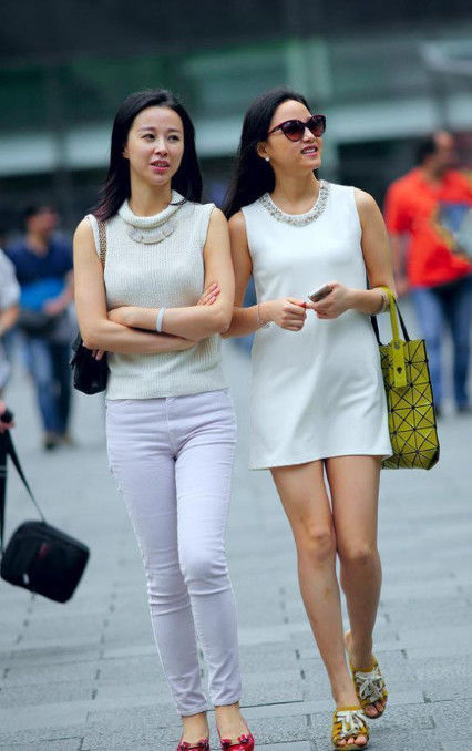 『气质』街拍:气质很好的美女,身材苗条有致,很是招人喜欢