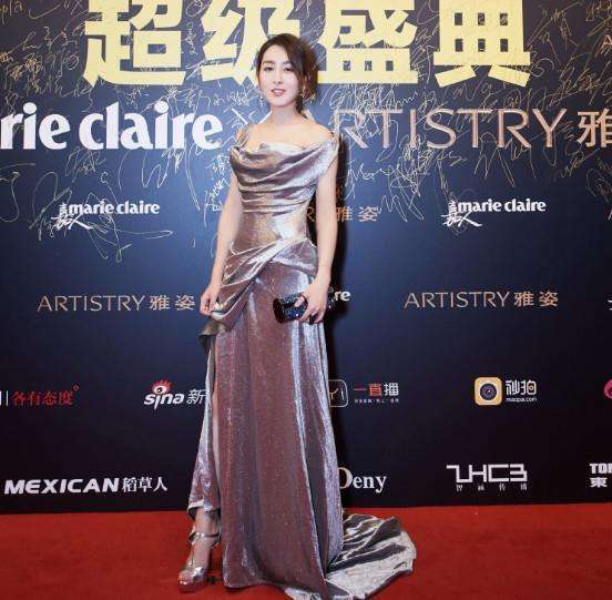 马苏厉害了, 这是把裤子穿成了裙子? 还蛮好看的!