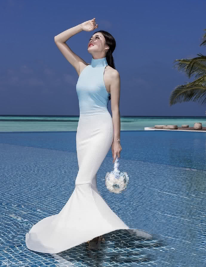 一件白色鱼尾长裙的秦岚，凹凸有致的身材，发挥的淋漓尽致!